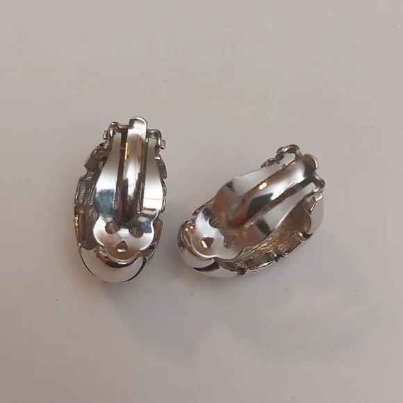 Vintage High Quality Segmented Silver Tone Huggie Clip On Earrings - Picture 3 of 6